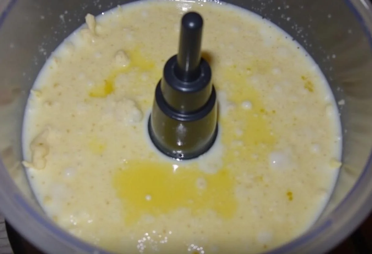 Thermomix mezclando ingredientes para la receta de brandada de bacalao thermomix.