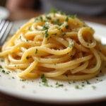 Porción ideal de pasta cocida en un plato, lista para servir y disfrutar.