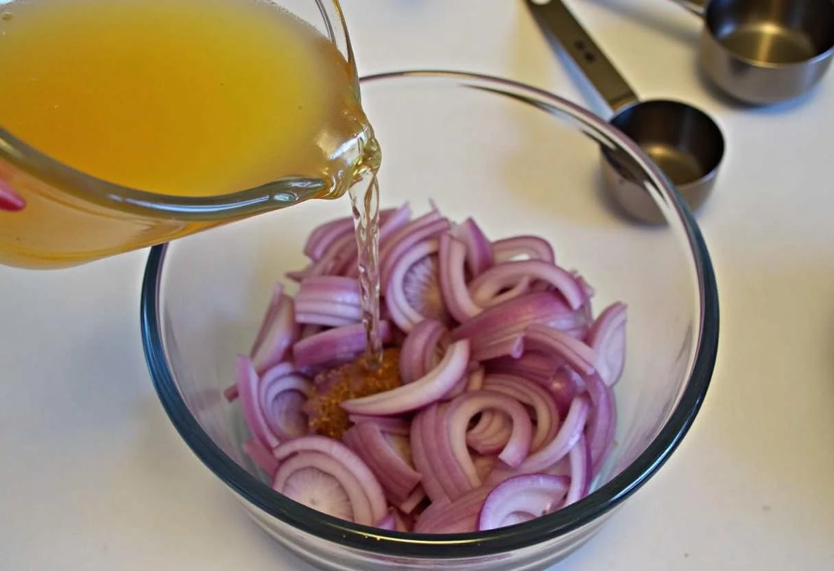 Mezcla de vinagre que se añade a la cebolla morada para preparar cebollas encurtidas.