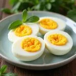 Huevos duros perfectos en un plato, ideales para servir y disfrutar, enseñando como cocer huevos duros y que se pelen bien.