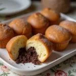 Magdalenas de chocolate esponjosas recién horneadas, perfectas para disfrutar.