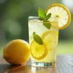 Refreshing citrus limon drink with lemon slices and mint, perfect for warm days.
