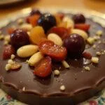 Tableta de chocolate variado terminada, decorada con nueces y frutas secas.