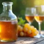 Botella de vino macabeo terminado, perfecta para compartir en una celebración.